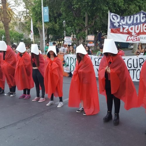 Pañuelazo verde en la plaza 25: «A la clandestinidad no volvemos más»