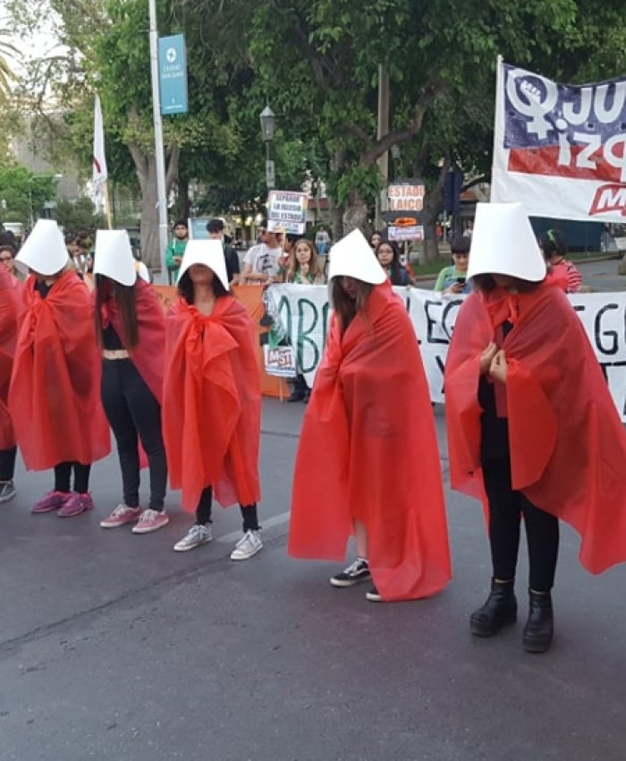 Pañuelazo verde en la plaza 25: «A la clandestinidad no volvemos más»
