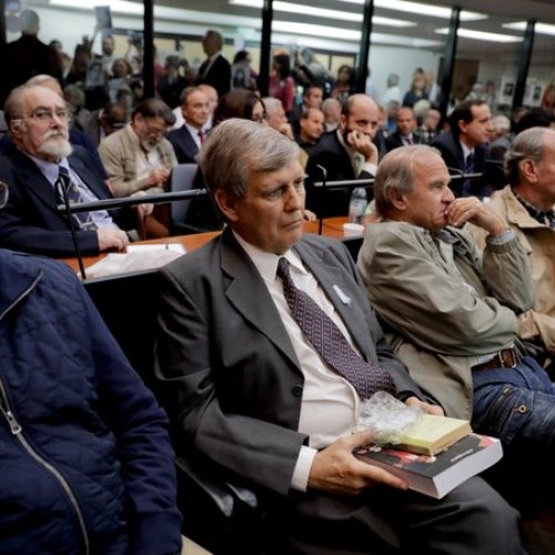 Los represores de la marina Jorge “Tigre” Acosta y Alfredo Astiz, junto a Arru, durante la lectura de sus sentencias.