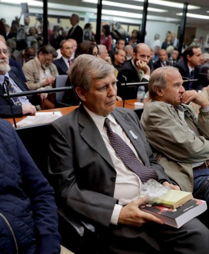 Los represores de la marina Jorge “Tigre” Acosta y Alfredo Astiz, junto a Arru, durante la lectura de sus sentencias.