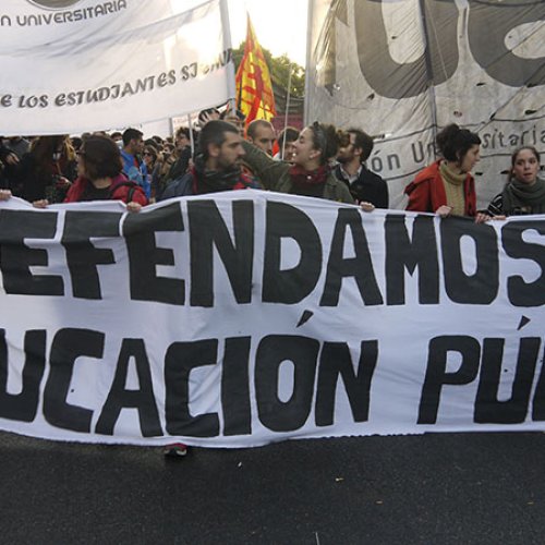 Debido a los recortes en los presupuestos de las universidades,en todo el país los docentes van al paro