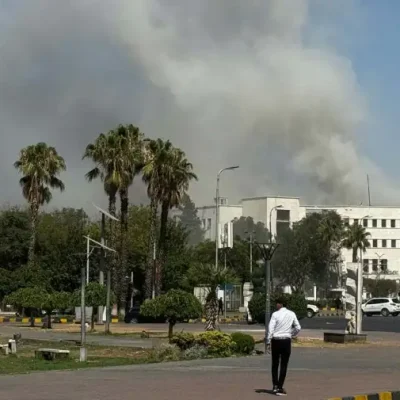 Israel bombardeó Damasco mientras continúan violentos enfrentamientos entre el ejército sirio y la comunidad drusa, generando una crisis humanitaria
