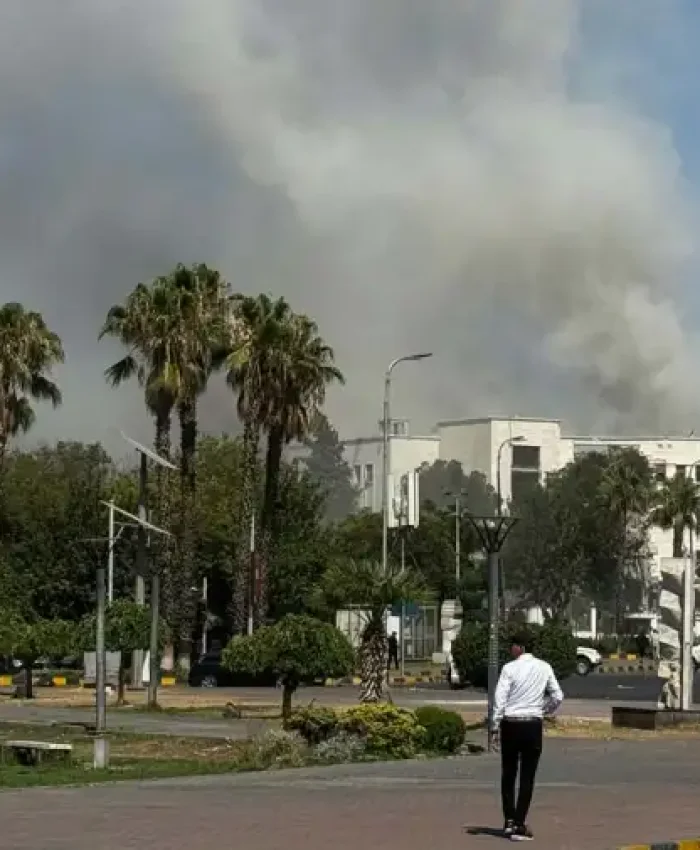 Israel bombardeó Damasco mientras continúan violentos enfrentamientos entre el ejército sirio y la comunidad drusa, generando una crisis humanitaria
