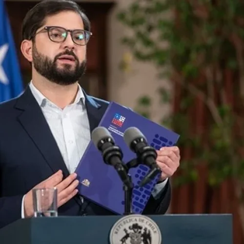 CHILE: Boric recibió la propuesta de la nueva Constitución y convocó al plebiscito del 4 de septiembre