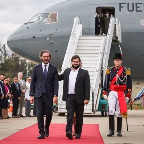 Boric se reúne con Alberto Fernández en su primer viaje oficial al exterior