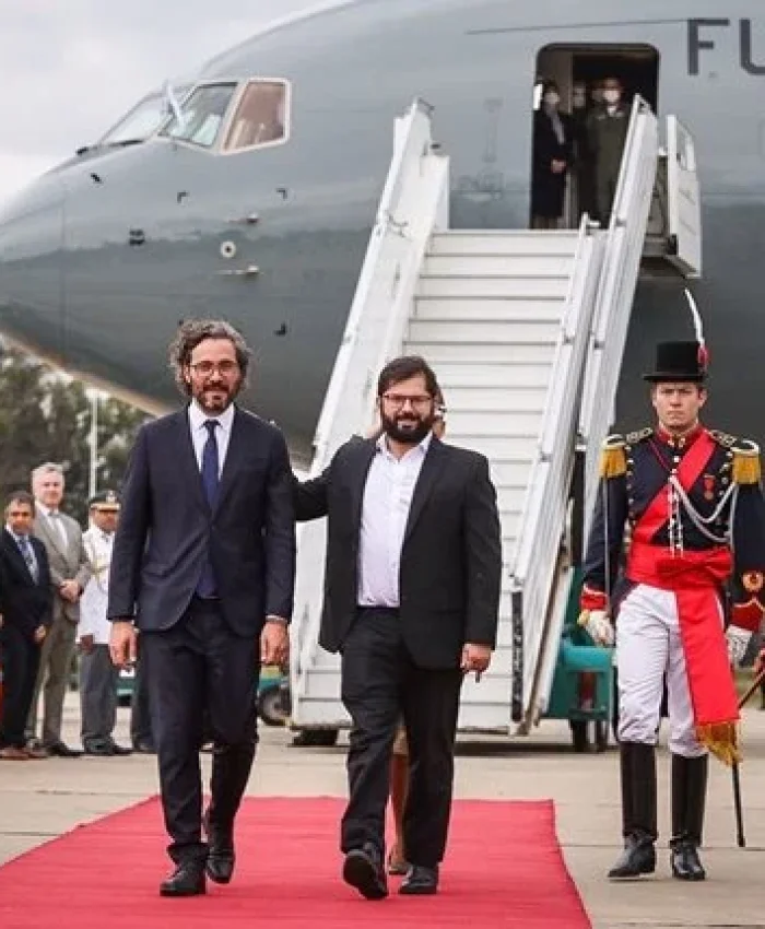 Boric se reúne con Alberto Fernández en su primer viaje oficial al exterior