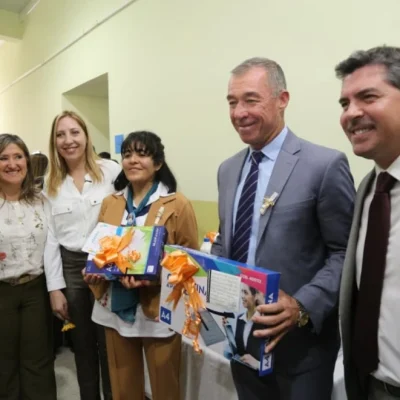 Orrego entregó 376 computadoras a docentes de Sarmiento y 25 de Mayo e inauguró una escuela en Cochagual