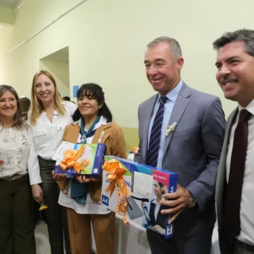 Orrego entregó 376 computadoras a docentes de Sarmiento y 25 de Mayo e inauguró una escuela en Cochagual