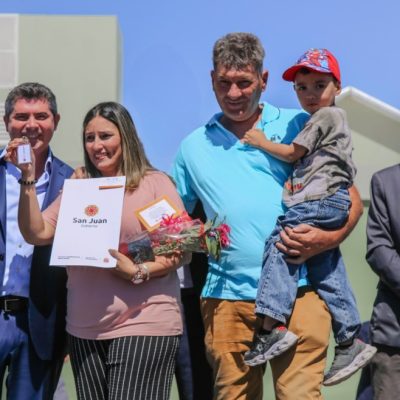 El gobernador encabezó una nueva entrega de viviendas en Rawson