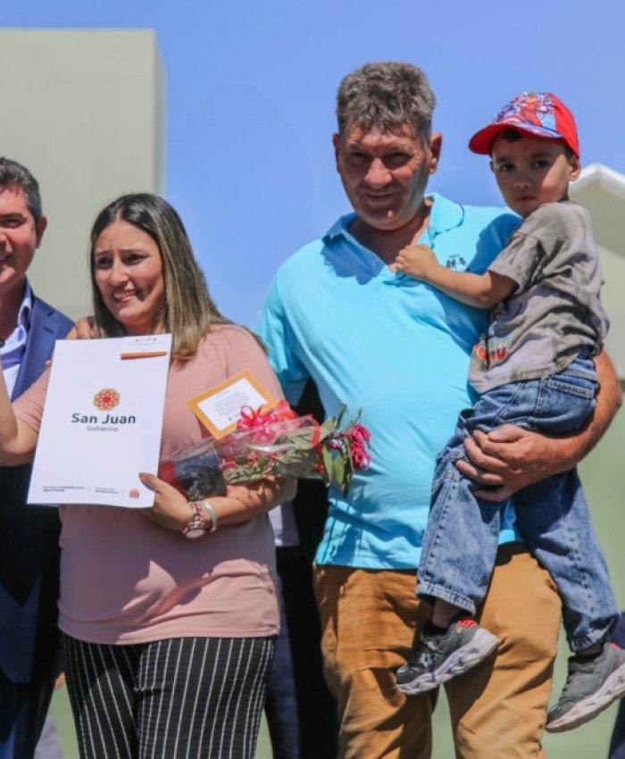 El gobernador encabezó una nueva entrega de viviendas en Rawson
