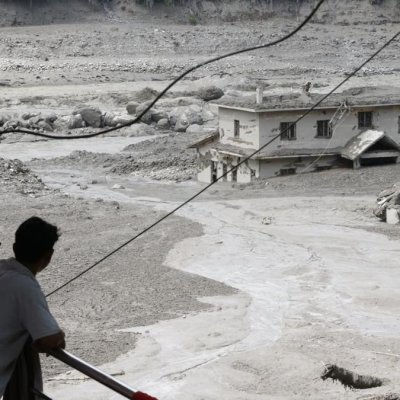 Trishuli Bazar (Nepal), 26/08/2026.- Varias personas observan cómo las aguas de la inundación arrasan Trishuli Bazar tras una crecida repentina, en el distrito de Nuwakot, Nepal, el 26 de agosto de 2026. 
EFE/EPA/NARENDRA SHRESTHA