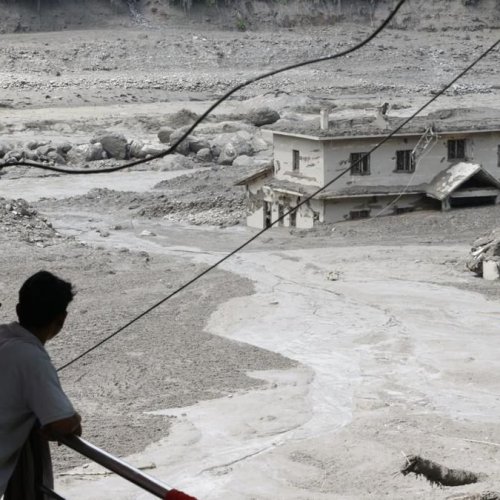 Trishuli Bazar (Nepal), 26/08/2026.- Varias personas observan cómo las aguas de la inundación arrasan Trishuli Bazar tras una crecida repentina, en el distrito de Nuwakot, Nepal, el 26 de agosto de 2026. 
EFE/EPA/NARENDRA SHRESTHA