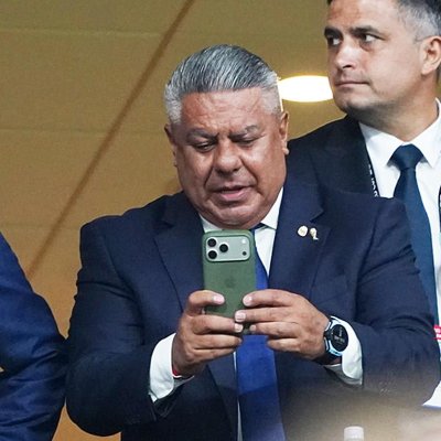 La AFA desmintió que la justicia de Estados Unidos le haya incautado el celular a Chiqui Tapia