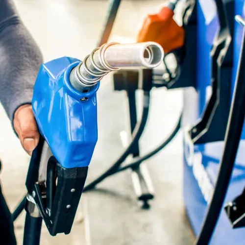 La venta de nafta se hundió a su nivel más bajo desde 2023, mientras el impuesto al combustible subió 1.387%