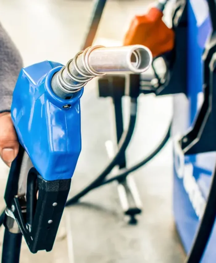 La venta de nafta se hundió a su nivel más bajo desde 2023, mientras el impuesto al combustible subió 1.387%