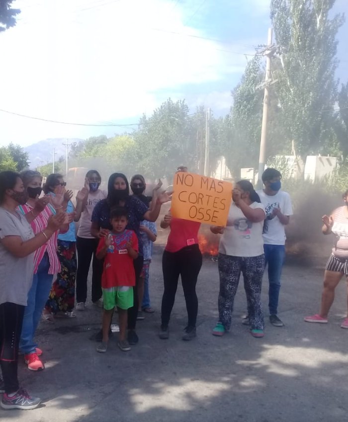 Vecinos denuncian que están sin agua desde navidad.