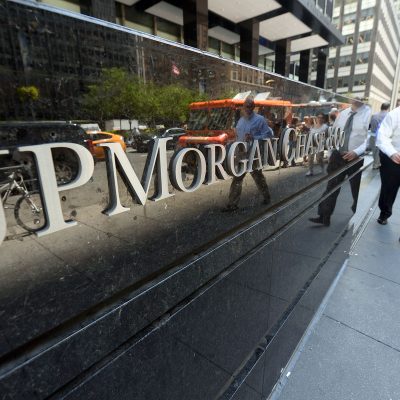 J.P. Morgan analiza las inconsistencias y los riesgos y recomienda retirarse de la bicicleta financiera en Argentina