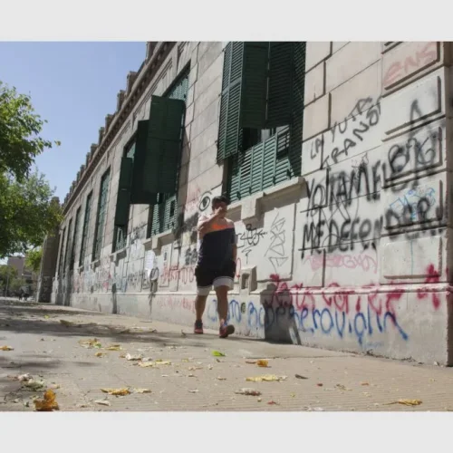 ¿DOBLE VARA?: denuncia e investigación en la justicia por grafitis en la escuela Normal Superior Sarmiento, luego del 8M