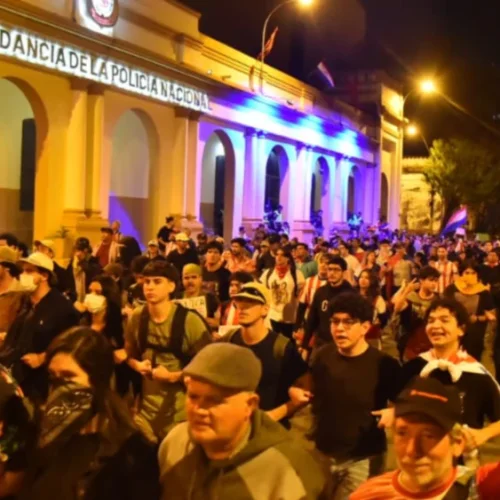 PARAGUAY: cientos de personas se movilizaron frente al Congreso por los escándalos de corrupción del Gobierno de Santiago Peña