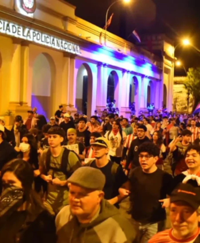 PARAGUAY: cientos de personas se movilizaron frente al Congreso por los escándalos de corrupción del Gobierno de Santiago Peña