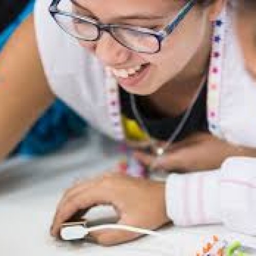 Educación toma a docentes para trabajar como DAI