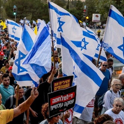 Israelíes se manifestaron cerca de la residencia del Benjamín Netanyahu exigiendo en fin del genocidio en Palestina y la liberación de rehenes