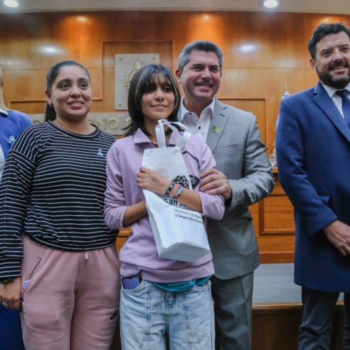 El gobernador encabezó una nueva entrega de audífonos, anteojos y subsidios para implantes cocleares
