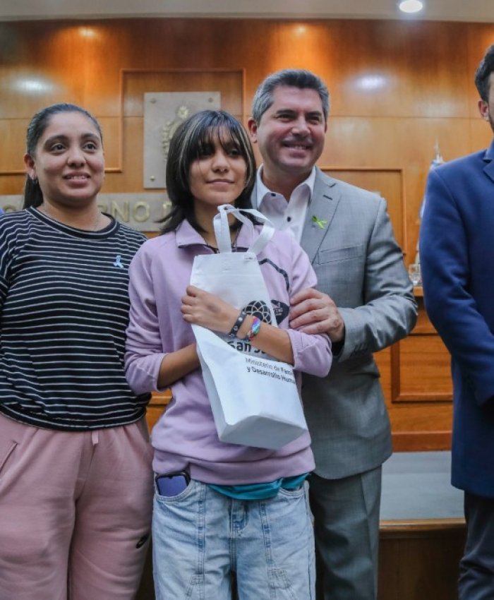 El gobernador encabezó una nueva entrega de audífonos, anteojos y subsidios para implantes cocleares