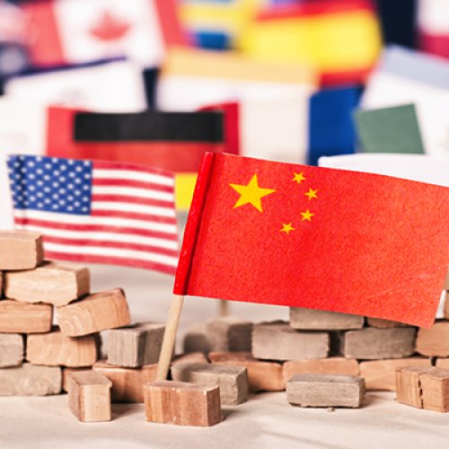 Flagge Chinas vor Flaggen vieler anderer Länder als Symbol für seine wirtschaftliche und politische Macht