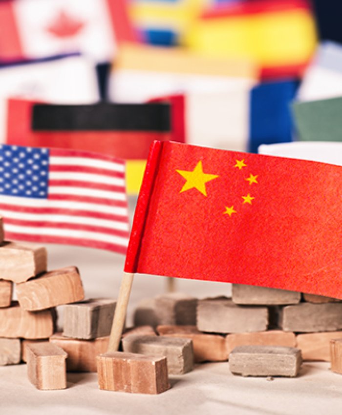 Flagge Chinas vor Flaggen vieler anderer Länder als Symbol für seine wirtschaftliche und politische Macht