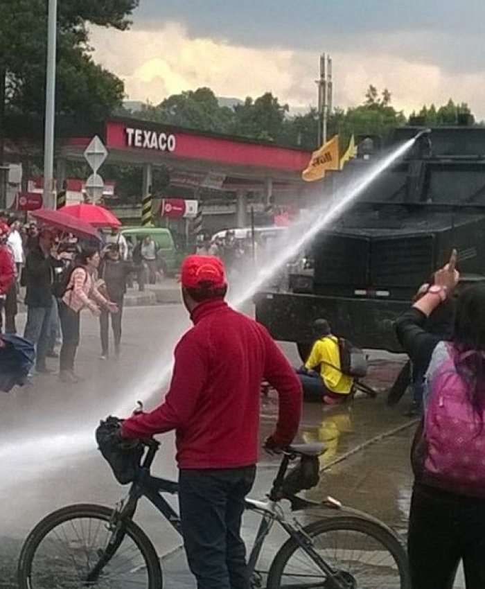 Docentes reprimidos en Colombia