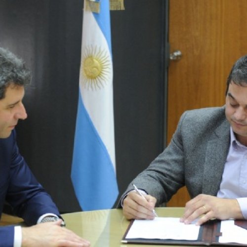 El Gobernador firmó con Triaca ayuda para las empresas para ITEC y EMA