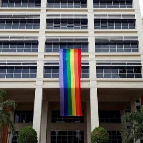 Centro Cívico: por primera vez cuelgan la bandera de la comunidad LGTBIQ