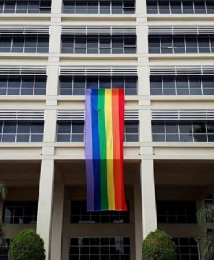 Centro Cívico: por primera vez cuelgan la bandera de la comunidad LGTBIQ