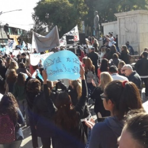 Abrazo al Hospital Rawson por médicos y público en general en contra de la despenalización del aborto