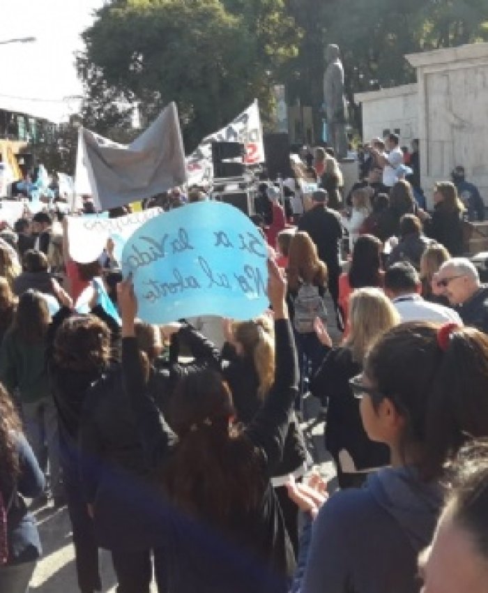 Abrazo al Hospital Rawson por médicos y público en general en contra de la despenalización del aborto