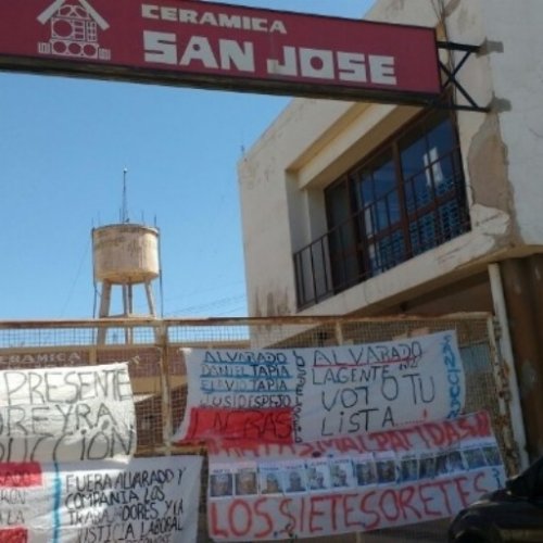 Trabajadores realizan un acampe por despidos en la Cerámica San José