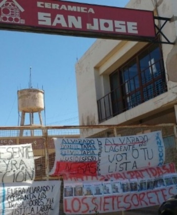 Trabajadores realizan un acampe por despidos en la Cerámica San José