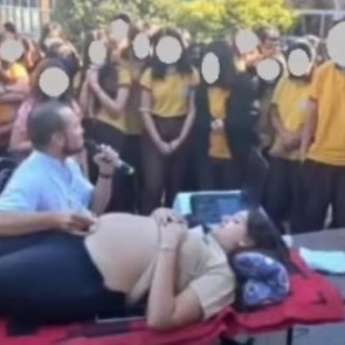ECOGRAFÍA EN UN COLEGIO CATÓLICO: alumnos de un colegio sanjuanino presenciaron una ecografía a una embarazada en el patio de la institución