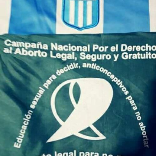 Policía prohíbe a una mujer entrar con el pañuelo verde al estadio de Racing