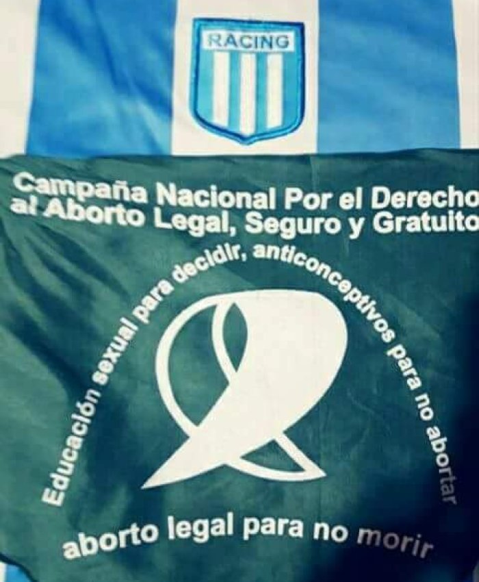 Policía prohíbe a una mujer entrar con el pañuelo verde al estadio de Racing
