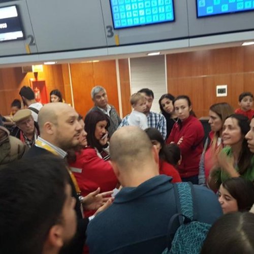 FlyBondi dejó varados a 180 pasajeros y les ofreció viajar en micro???????