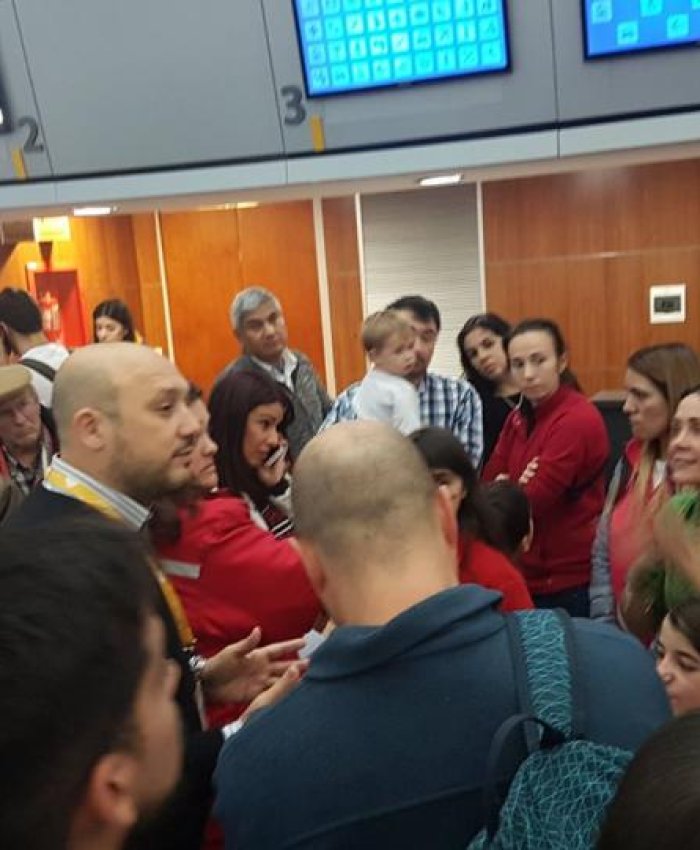 FlyBondi dejó varados a 180 pasajeros y les ofreció viajar en micro???????
