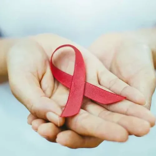 «¡AFUERA!»: más recortes para dar respuesta al VIH, hepatitis virales, ITS y tuberculosis