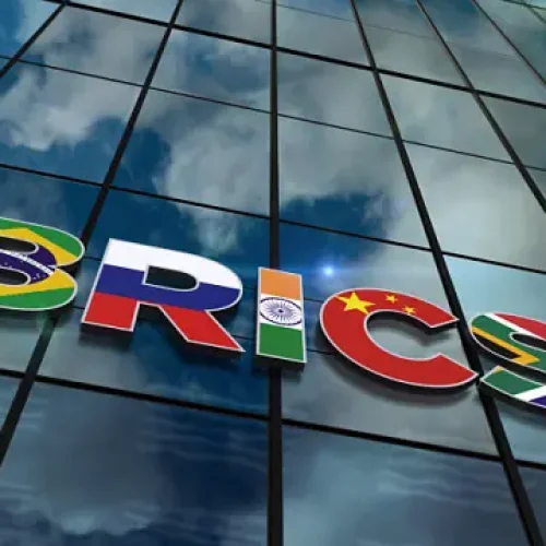 Líderes de los BRICS convocan cumbre de emergencia para enfrentar aranceles unilaterales de EEUU