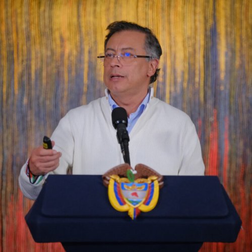 BOG400 BOGOTÁ (COLOMBIA), 15/07/2025.- Fotografía cedida por la Presidencia de Colombia que muestra a su mandatario, Gustavo Petro, hablando durante una alocución este martes, en Bogotá (Colombia). Petro dijo que hablará con el rey de España sobre un empresario de ese país que preside el Grupo Keralty, dueño de la entidad promotora de salud (EPS) Sanitas, a quien tachó de "criminal" por su presunta responsabilidad en el desfalco del sistema sanitario. EFE/ Presidencia de Colombia /SOLO USO EDITORIAL SOLO DISPONIBLE PARA ILUSTRAR LA NOTICIA QUE ACOMPAÑA (CRÉDITO OBLIGATORIO)