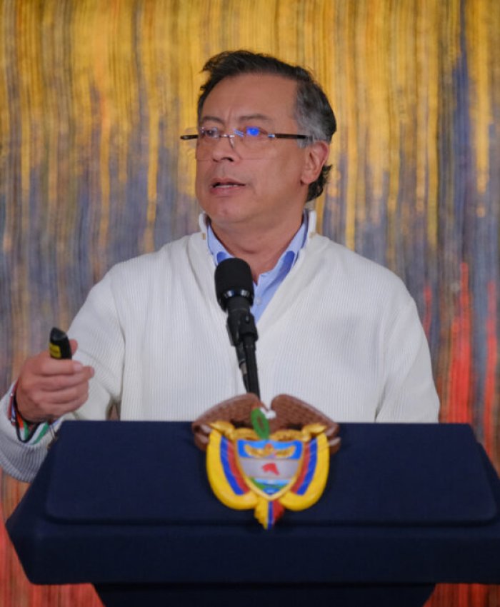 BOG400 BOGOTÁ (COLOMBIA), 15/07/2025.- Fotografía cedida por la Presidencia de Colombia que muestra a su mandatario, Gustavo Petro, hablando durante una alocución este martes, en Bogotá (Colombia). Petro dijo que hablará con el rey de España sobre un empresario de ese país que preside el Grupo Keralty, dueño de la entidad promotora de salud (EPS) Sanitas, a quien tachó de "criminal" por su presunta responsabilidad en el desfalco del sistema sanitario. EFE/ Presidencia de Colombia /SOLO USO EDITORIAL SOLO DISPONIBLE PARA ILUSTRAR LA NOTICIA QUE ACOMPAÑA (CRÉDITO OBLIGATORIO)