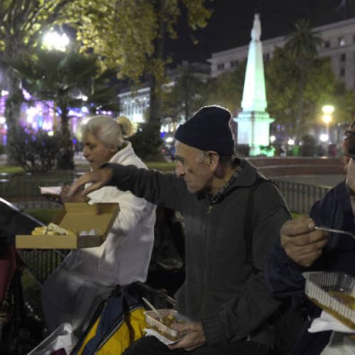 «Regresamos al mundo»: según el el diario «Financial Times» los argentinos elegimos entre pagar las tarifas o comer