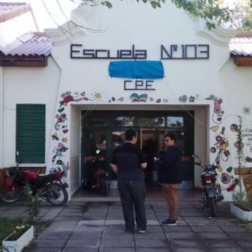 La escuela 103 lleva un nuevo nombre: el de Rosa Alaniz, una de las primeras docentes de la institución. (Foto: Mauro Pérez.-)