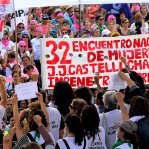 ENM Chaco: un joven se filma apedreando mujeres en su moto